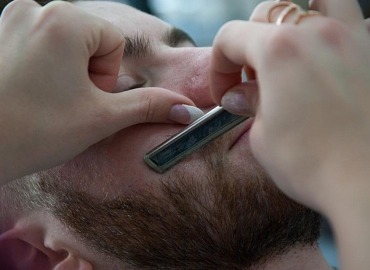 Hogyan befolyásolja az arcszőrzet a hajvágást?