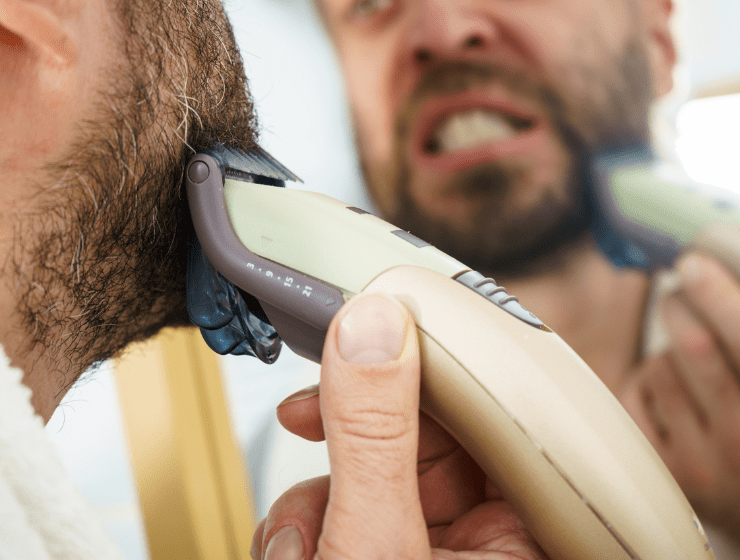 Férfi nyírja a szakállát