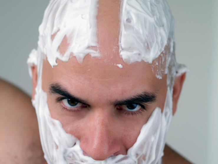 férfi fej borotválkozás közben